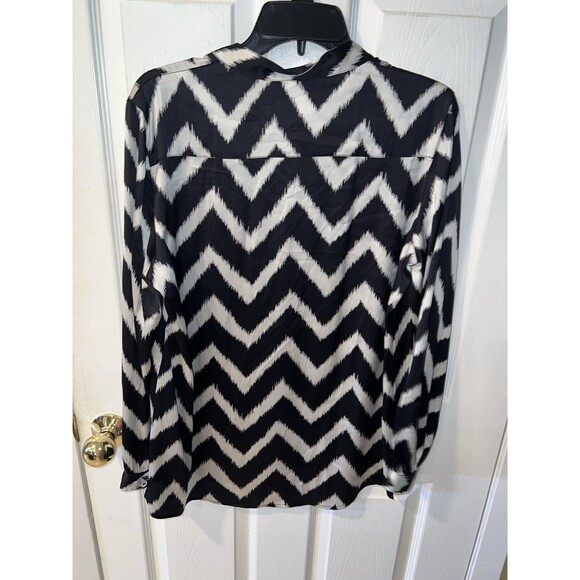 Chicos Chevron Stripe Blouse Sz 1 M Satin Button Popover Shirt Stretch Career - Picture 5 of 6